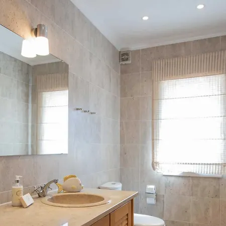 Casa Moderna Com Arquitetura Tradicional E Piscina * Amoreira (Leiria)